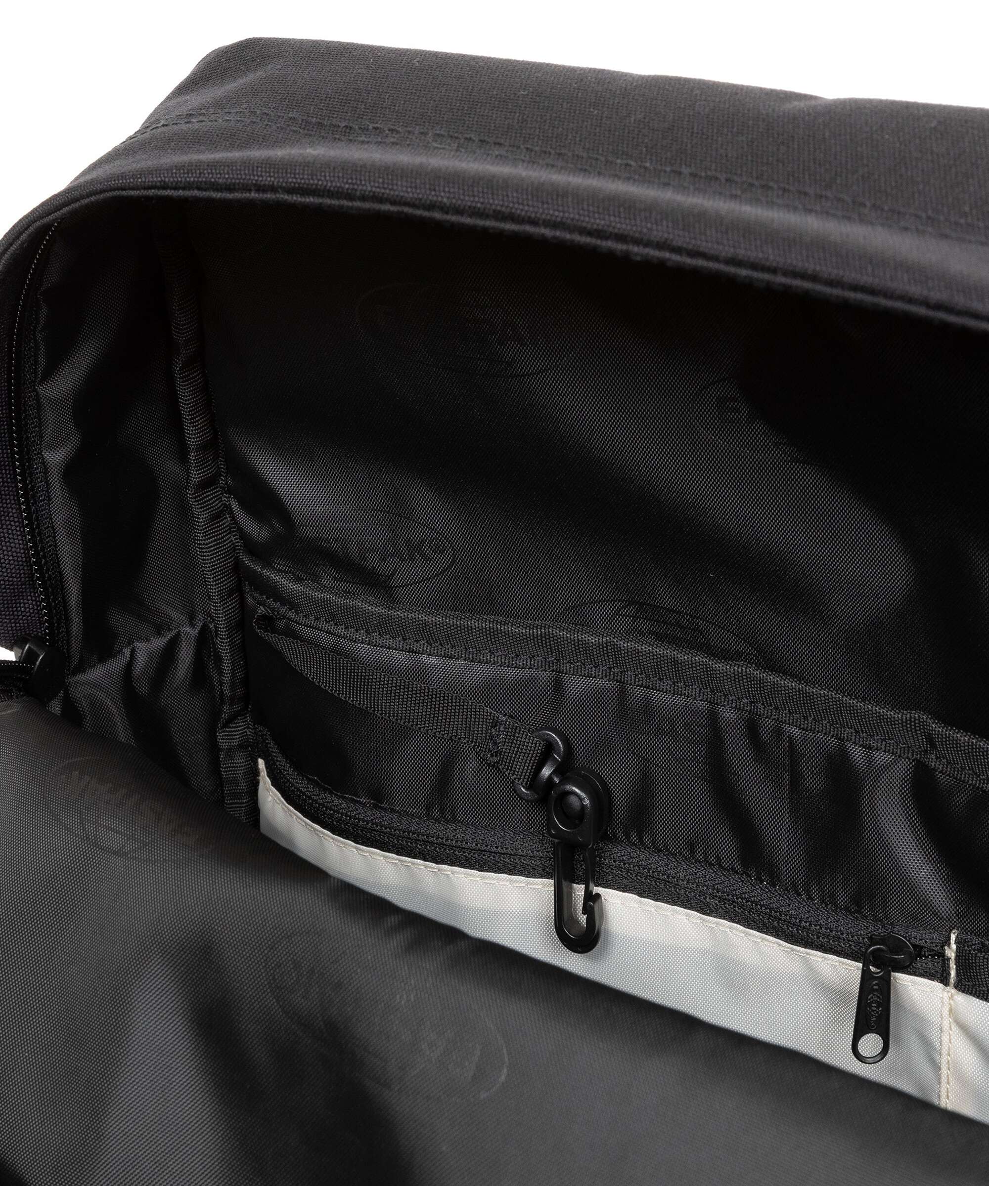 Eastpak Icon Totepack Rugzak on black - Image 7